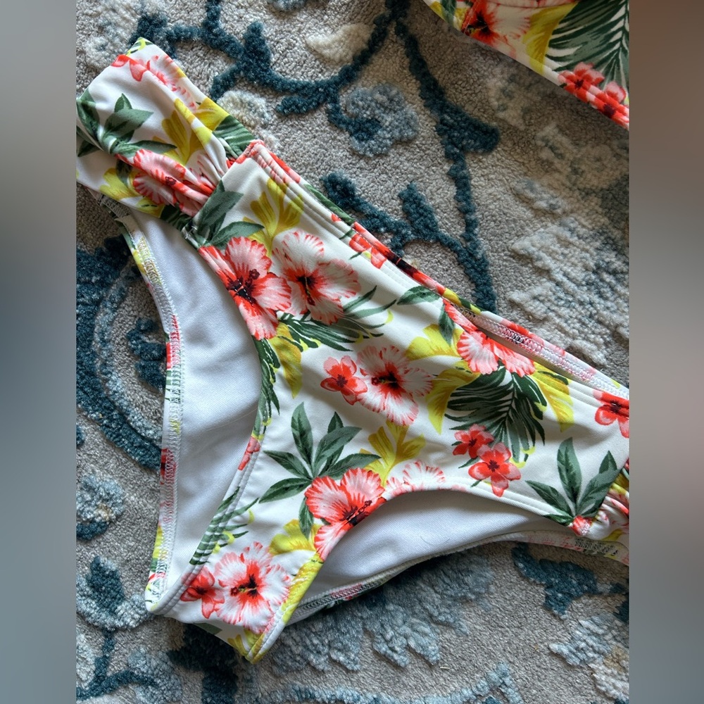 Strapless Hollister floral bikini top size XS and bottom size M - Picture 2 of 6